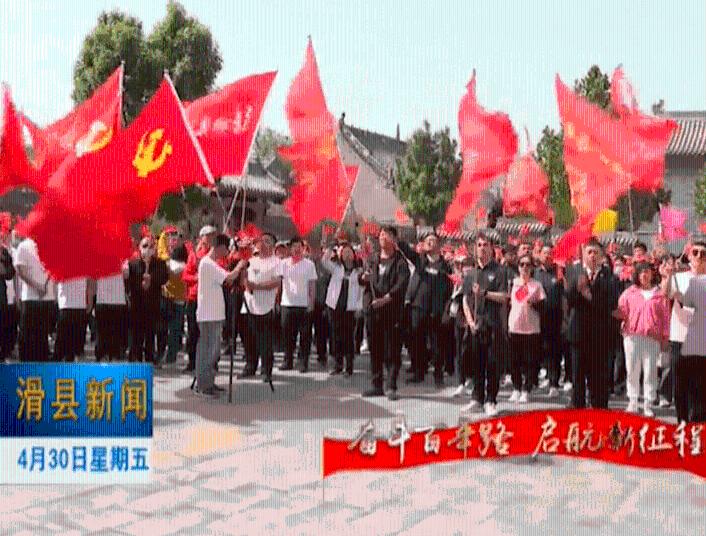 双职工家庭，让老人带孩子和夫妻俩一起带，哪个更合适？