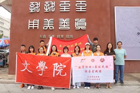 机智问答网页-探索墨绿色卫衣搭配什么颜色的裤子的智慧答案